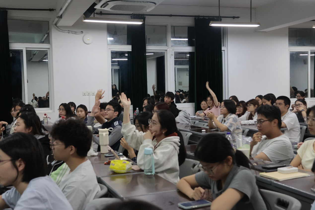 图4：同学们踊跃提问
